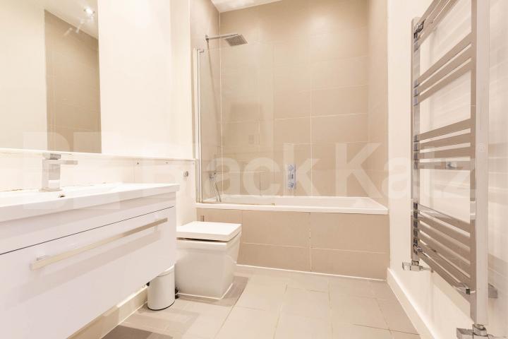 2 bedroom 2 bathroom maisonette in a central location Spelman Street , Brike Lane